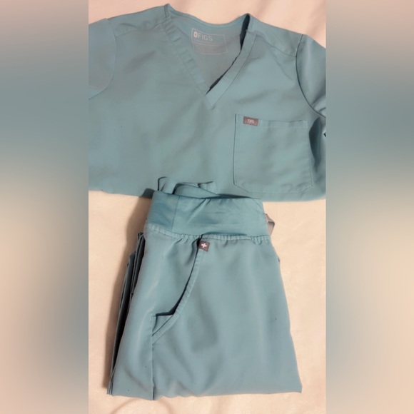 FIGS Aqua set & Mint joggers (3 items) - Picture 3 of 6